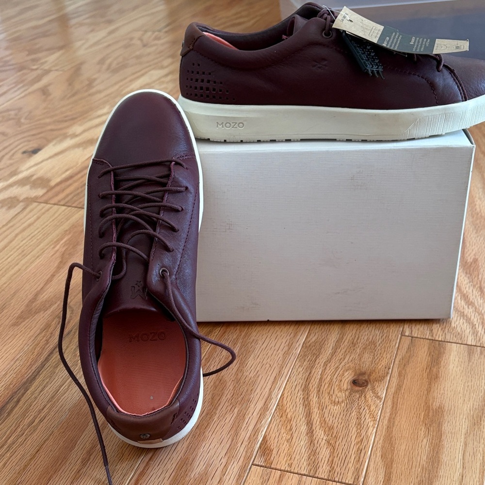Mozo Women's Burgundy Sneakers